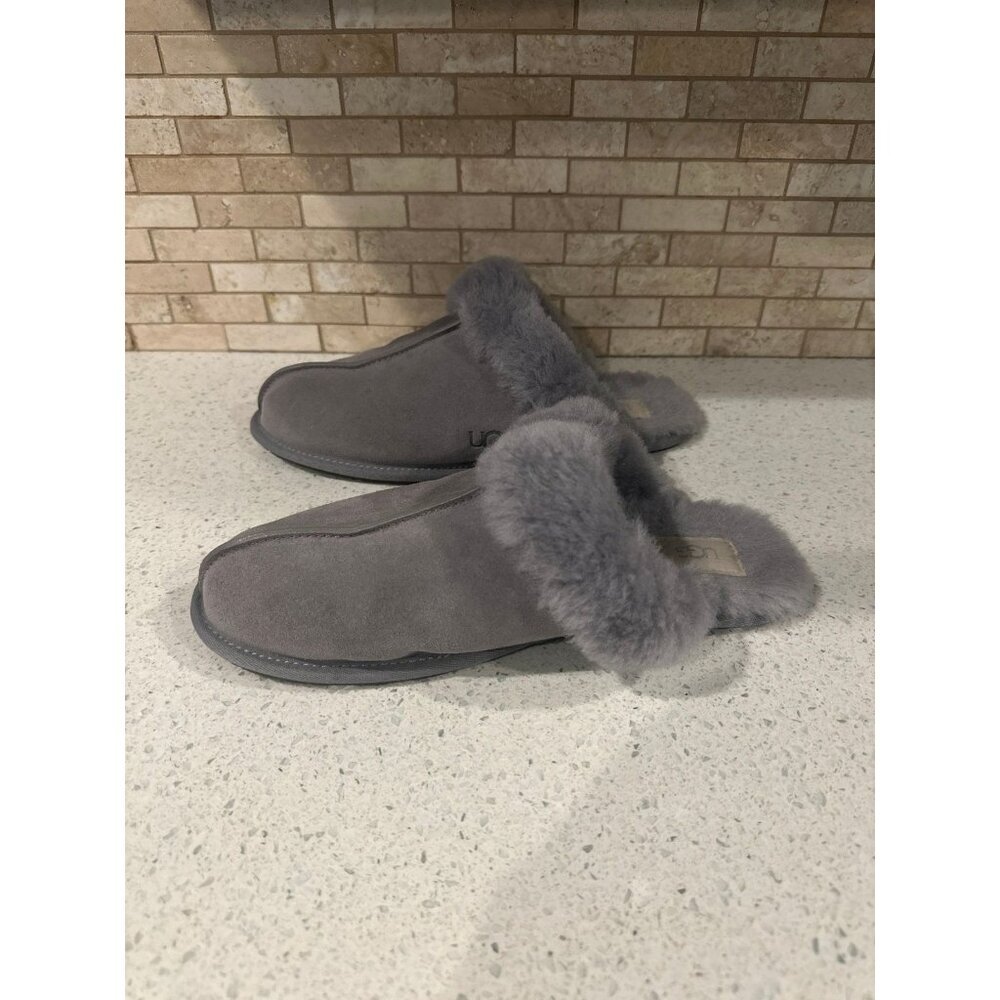 UGG SCUFFETTE II FOG SHEARLING LINED AND CUFF‎ SLIPPERS